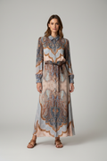 Modella con abito paisley