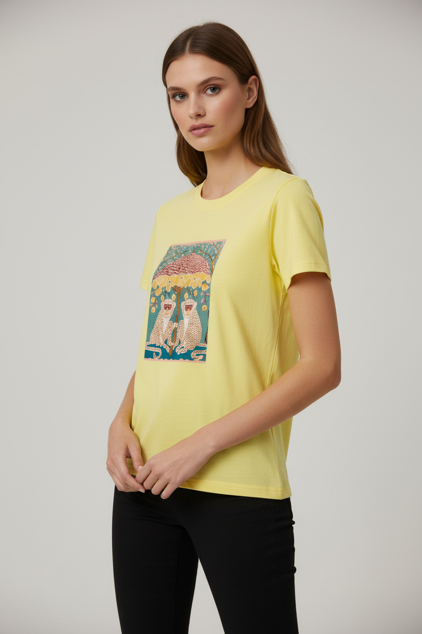 T-shirt Gialla intera su modella